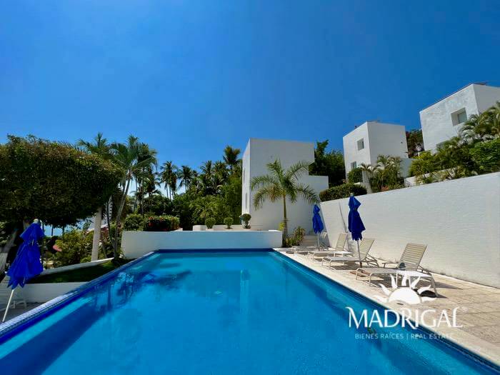 Villa en venta en condominio Roca Sola en Club Deportivo, en Acapulco 