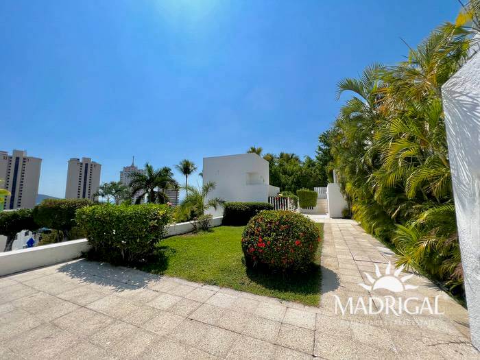 Villa en venta en condominio Roca Sola en Club Deportivo, en Acapulco 