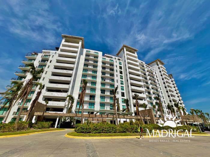 La Isla Condominium | Three-bedroom apartment for sale with beach access