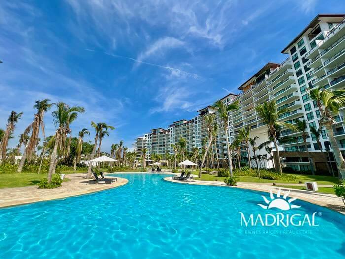 La Isla Condominium | Three-bedroom apartment for sale with beach access