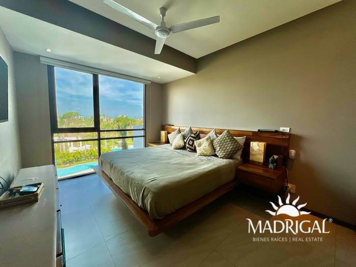 La Isla Condominium | Three-bedroom apartment for sale with beach access