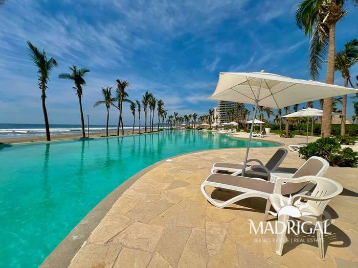 La Isla Condominium | Three-bedroom apartment for sale with beach access