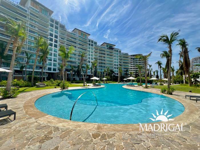 La Isla Condominium | Three-bedroom apartment for sale with beach access