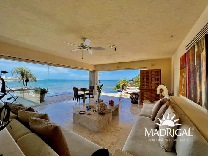 Low price! Del Mar Condominium | Two-level villa overlooking Acapulco's Diamond Beach and with beach access.