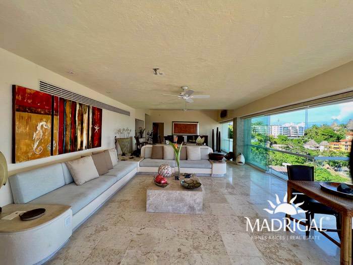 Low price! Del Mar Condominium | Two-level villa overlooking Acapulco's Diamond Beach and with beach access.