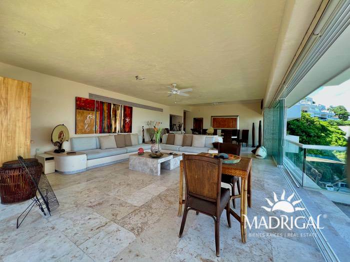 Low price! Del Mar Condominium | Two-level villa overlooking Acapulco's Diamond Beach and with beach access.