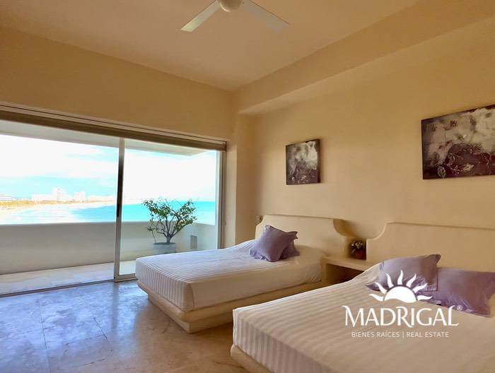 Low price! Del Mar Condominium | Two-level villa overlooking Acapulco's Diamond Beach and with beach access.