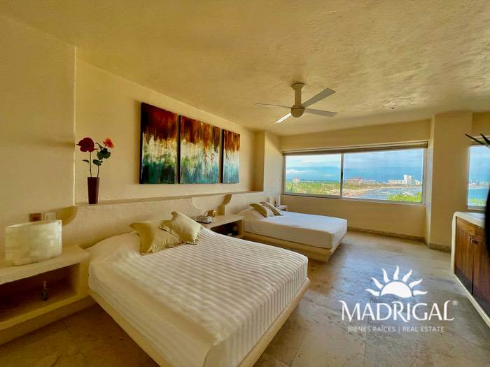 Low price! Del Mar Condominium | Two-level villa overlooking Acapulco's Diamond Beach and with beach access.