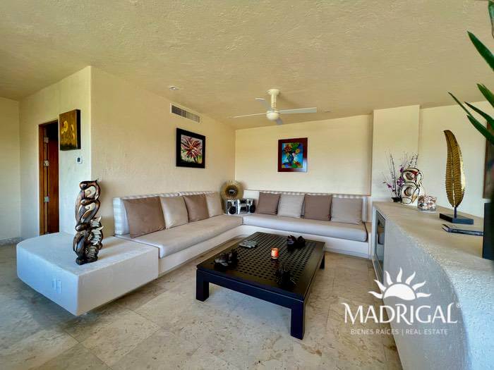 Low price! Del Mar Condominium | Two-level villa overlooking Acapulco's Diamond Beach and with beach access.