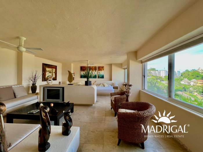 Low price! Del Mar Condominium | Two-level villa overlooking Acapulco's Diamond Beach and with beach access.