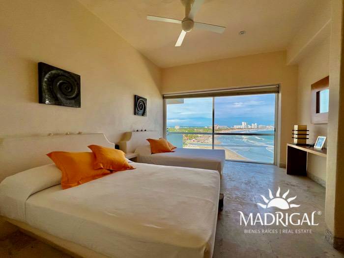 Low price! Del Mar Condominium | Two-level villa overlooking Acapulco's Diamond Beach and with beach access.