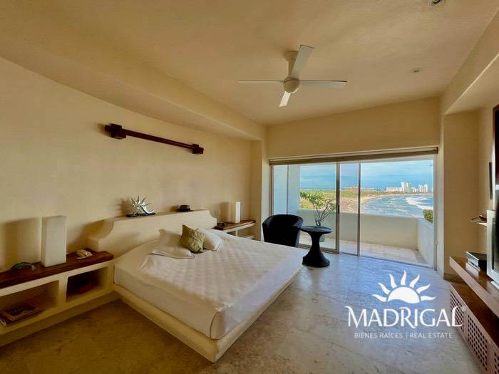 Low price! Del Mar Condominium | Two-level villa overlooking Acapulco's Diamond Beach and with beach access.