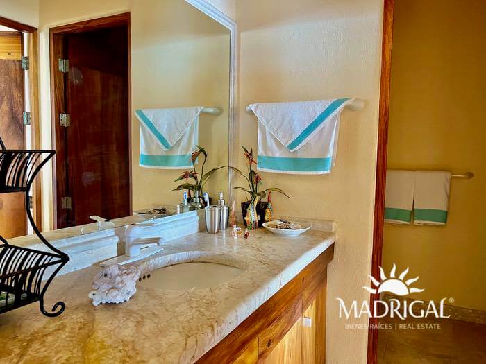 Low price! Del Mar Condominium | Two-level villa overlooking Acapulco's Diamond Beach and with beach access.