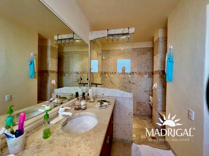 Low price! Del Mar Condominium | Two-level villa overlooking Acapulco's Diamond Beach and with beach access.