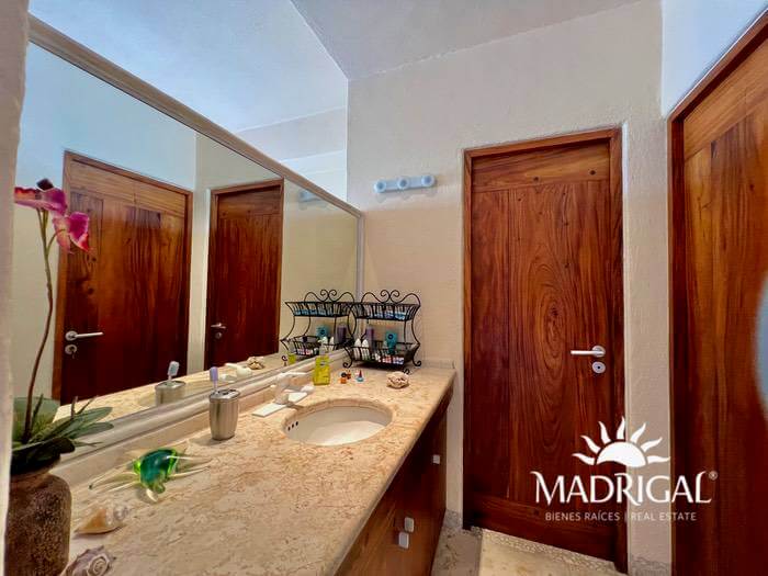 Low price! Del Mar Condominium | Two-level villa overlooking Acapulco's Diamond Beach and with beach access.