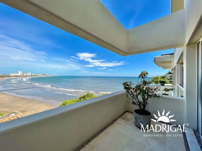 ¡Baja de Precio! Del mar | Villa de dos niveles con vista a playa diamante Acapulco y con acceso a playa.