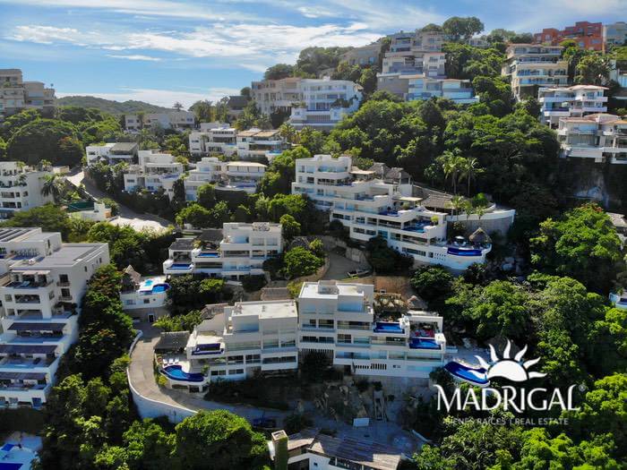 Low price! Del Mar Condominium | Two-level villa overlooking Acapulco's Diamond Beach and with beach access.