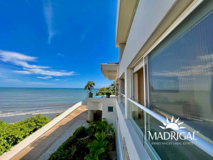 Low price! Del Mar Condominium | Two-level villa overlooking Acapulco's Diamond Beach and with beach access.