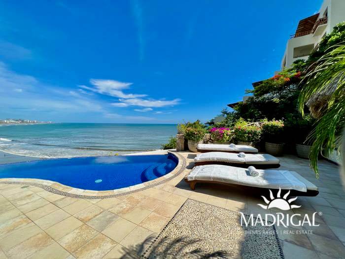 Low price! Del Mar Condominium | Two-level villa overlooking Acapulco's Diamond Beach and with beach access.