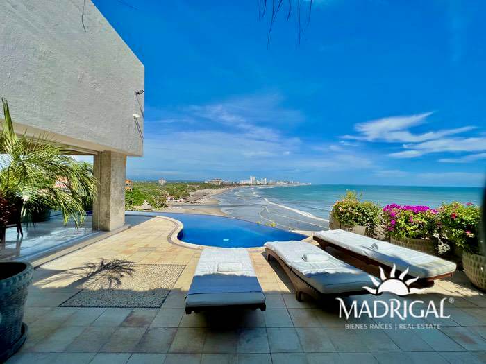 ¡Baja de Precio! Del mar | Villa de dos niveles con vista a playa diamante Acapulco y con acceso a playa.