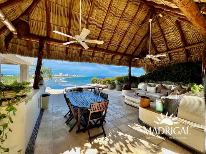 ¡Baja de Precio! Del mar | Villa de dos niveles con vista a playa diamante Acapulco y con acceso a playa.