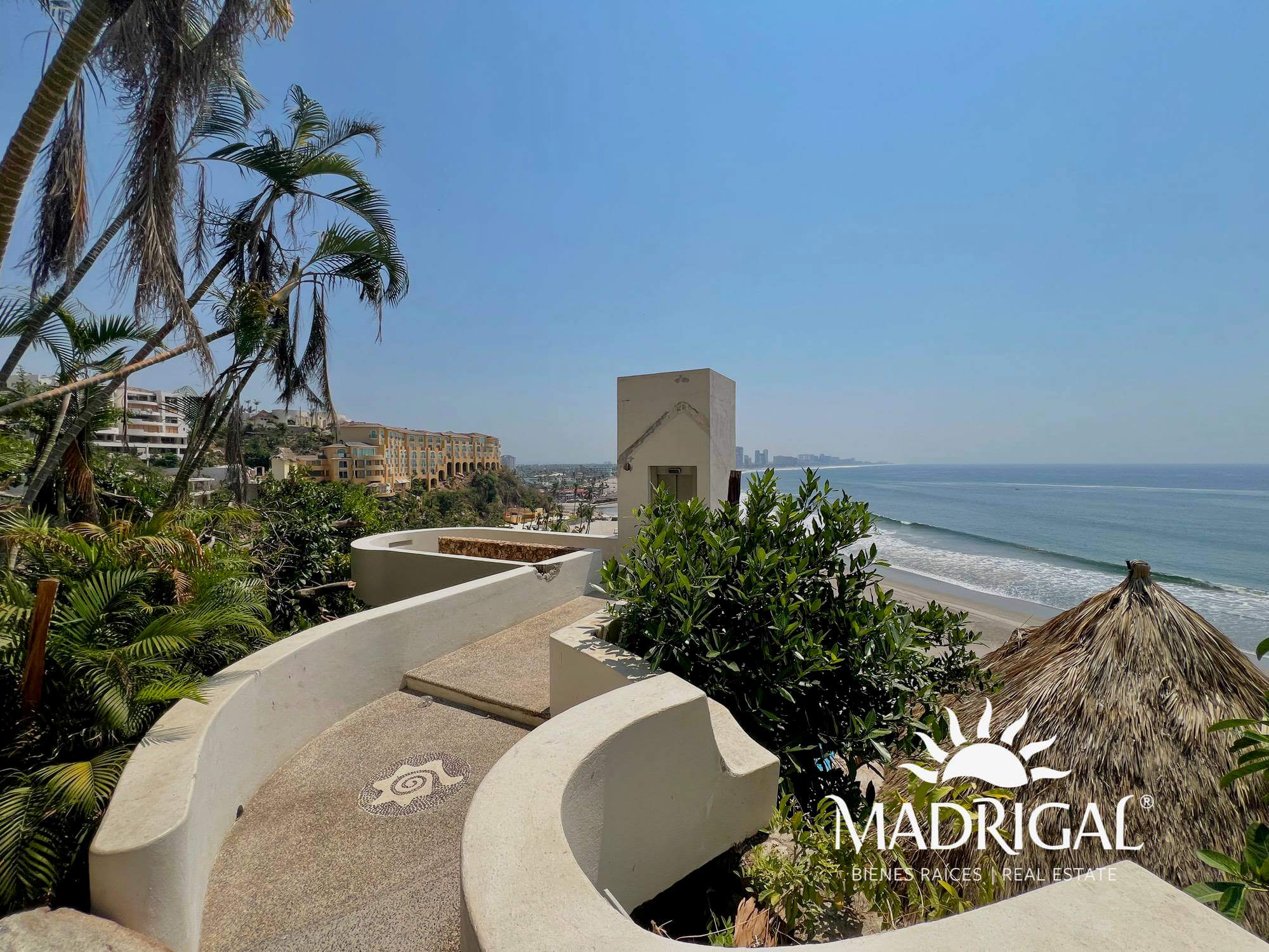 Low price! Del Mar Condominium | Two-level villa overlooking Acapulco's Diamond Beach and with beach access.