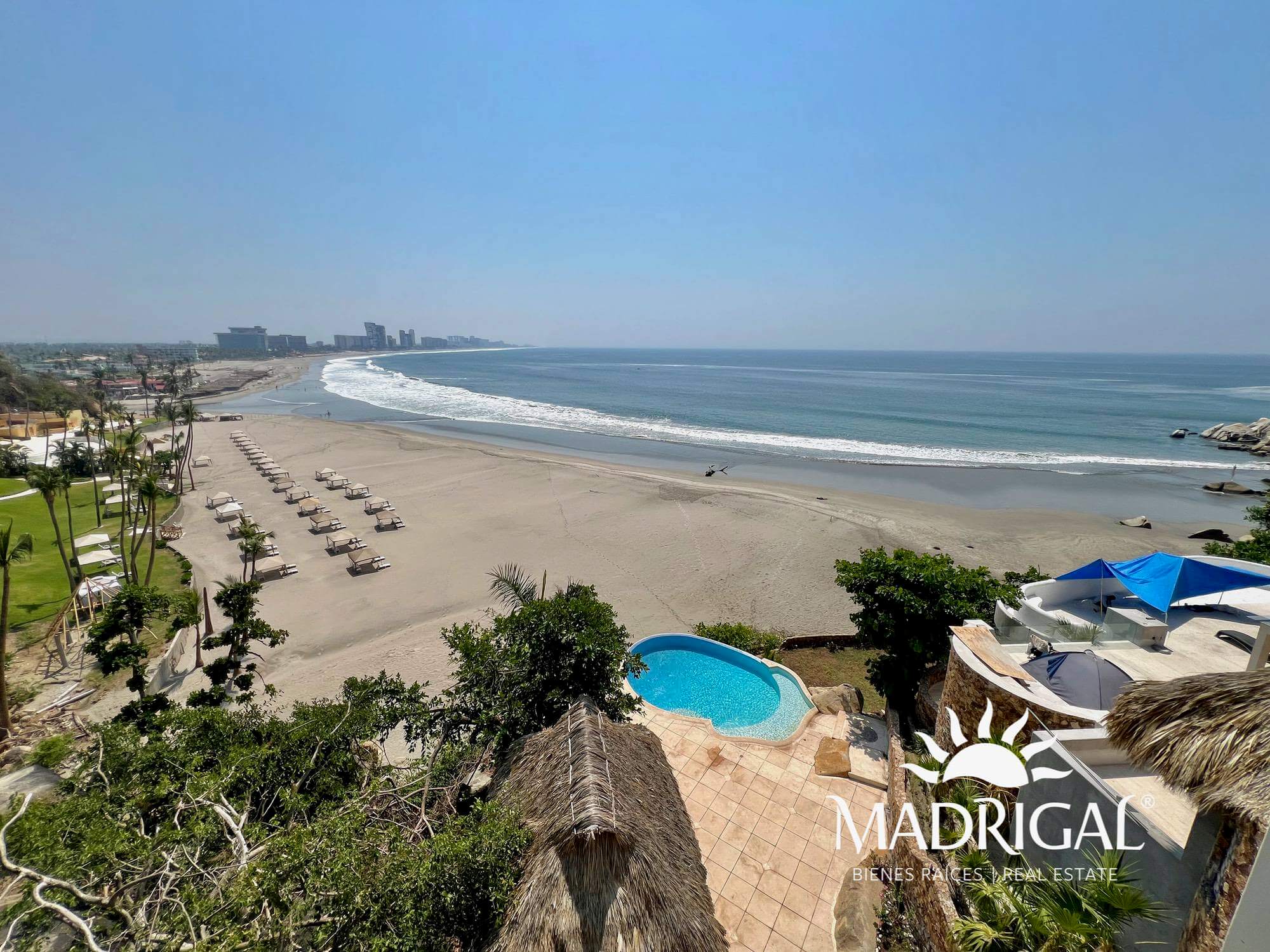 ¡Baja de Precio! Del mar | Villa de dos niveles con vista a playa diamante Acapulco y con acceso a playa.