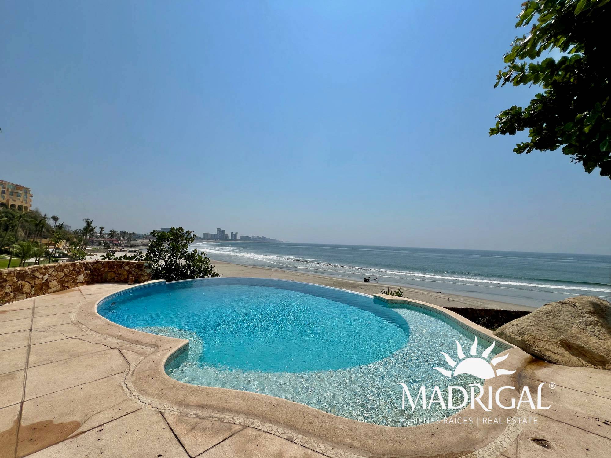 Low price! Del Mar Condominium | Two-level villa overlooking Acapulco's Diamond Beach and with beach access.