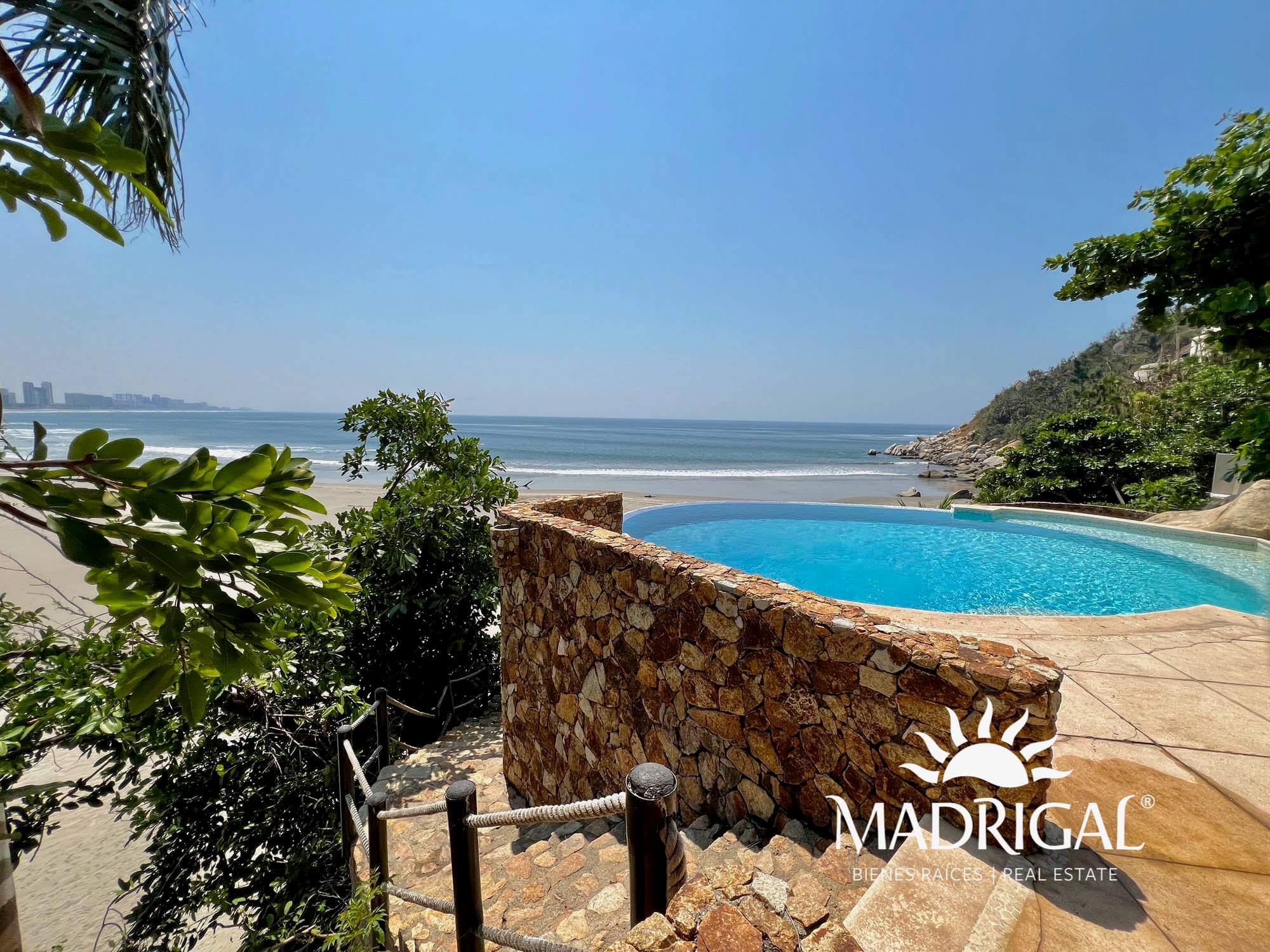 Low price! Del Mar Condominium | Two-level villa overlooking Acapulco's Diamond Beach and with beach access.