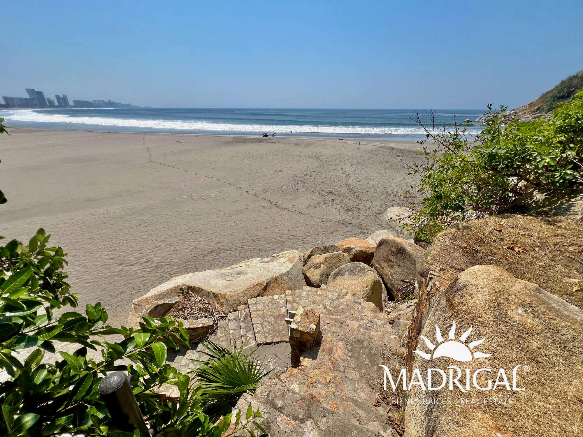 ¡Baja de Precio! Del mar | Villa de dos niveles con vista a playa diamante Acapulco y con acceso a playa.