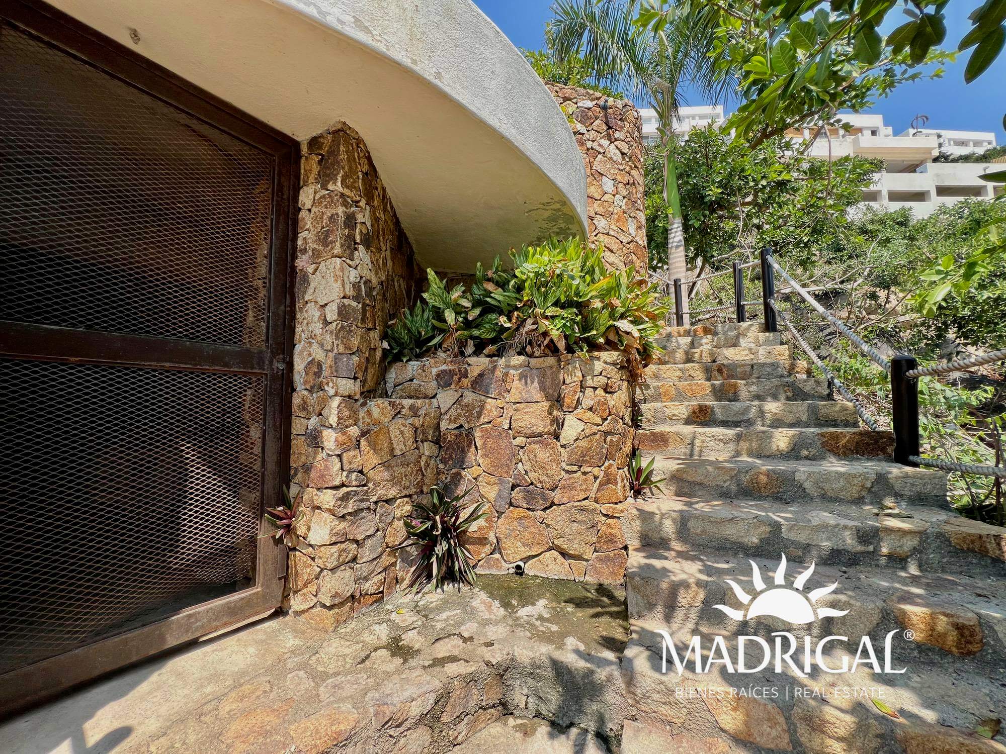 Low price! Del Mar Condominium | Two-level villa overlooking Acapulco's Diamond Beach and with beach access.