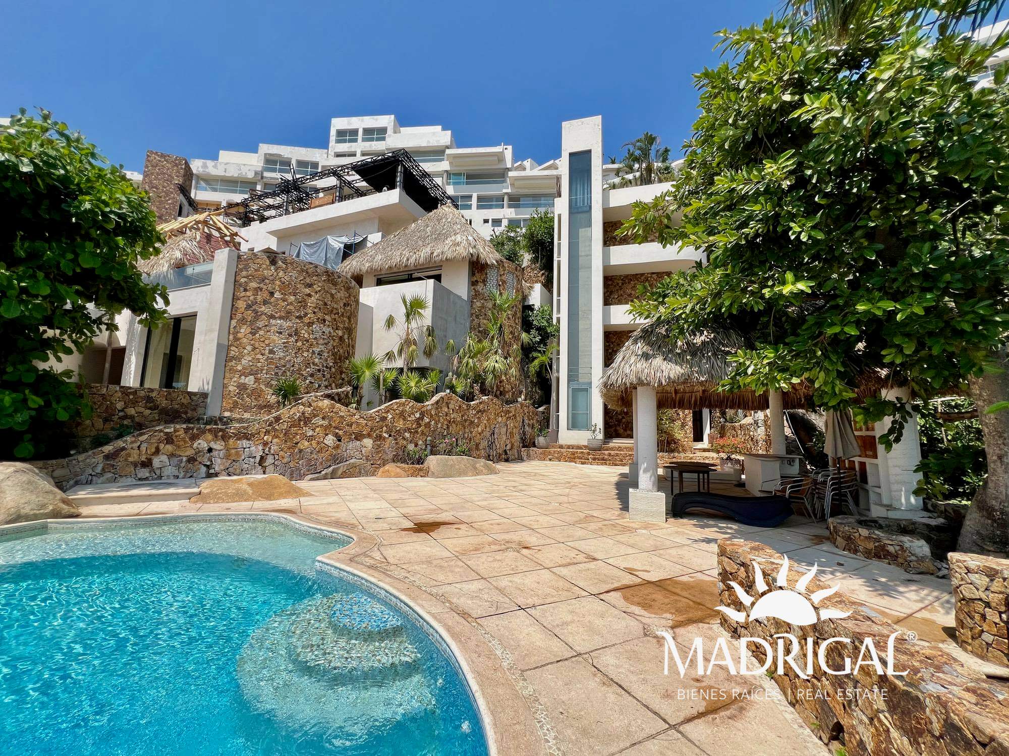 ¡Baja de Precio! Del mar | Villa de dos niveles con vista a playa diamante Acapulco y con acceso a playa.