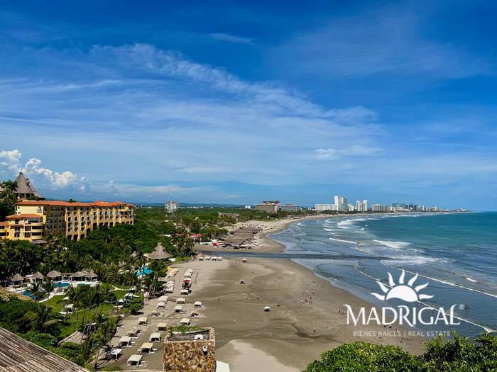 ¡Baja de Precio! Del mar | Villa de dos niveles con vista a playa diamante Acapulco y con acceso a playa.