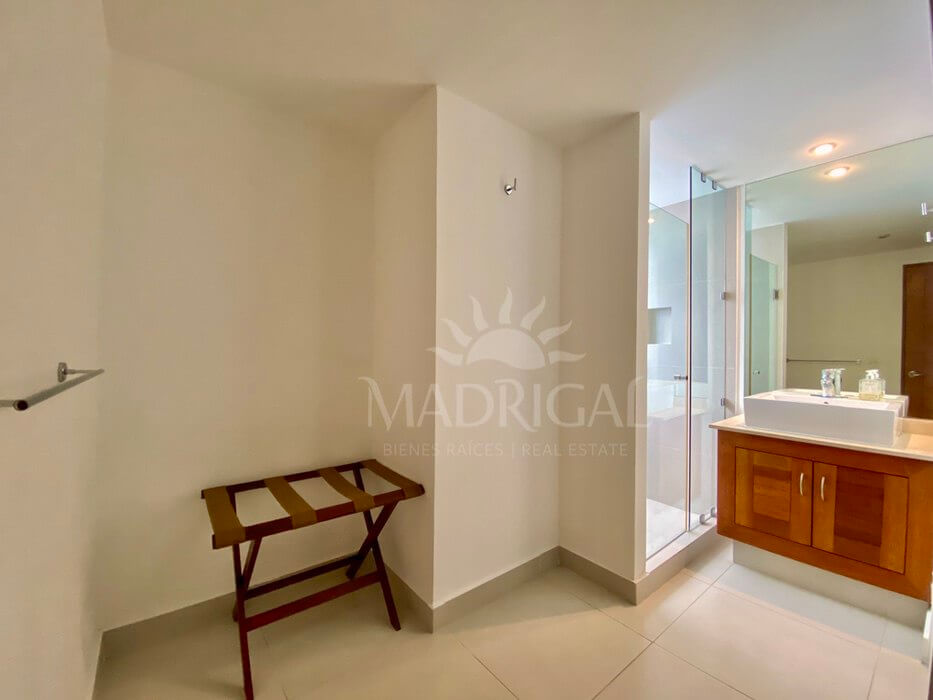 Low price! Portomare Condominium, apartment for sale in Acapulco Bay