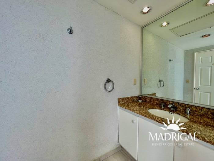 Apartment for sale in Acapulco Bay facing the sea, Century Resort