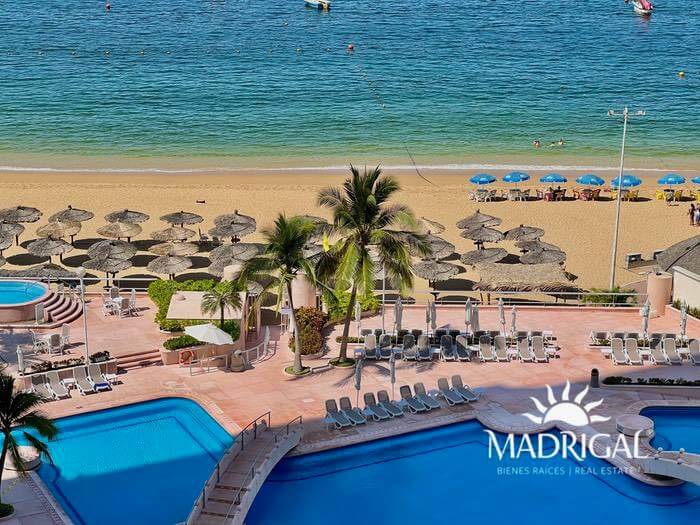 Apartment for sale in Century Resort on Acapulco Bay, beachfront