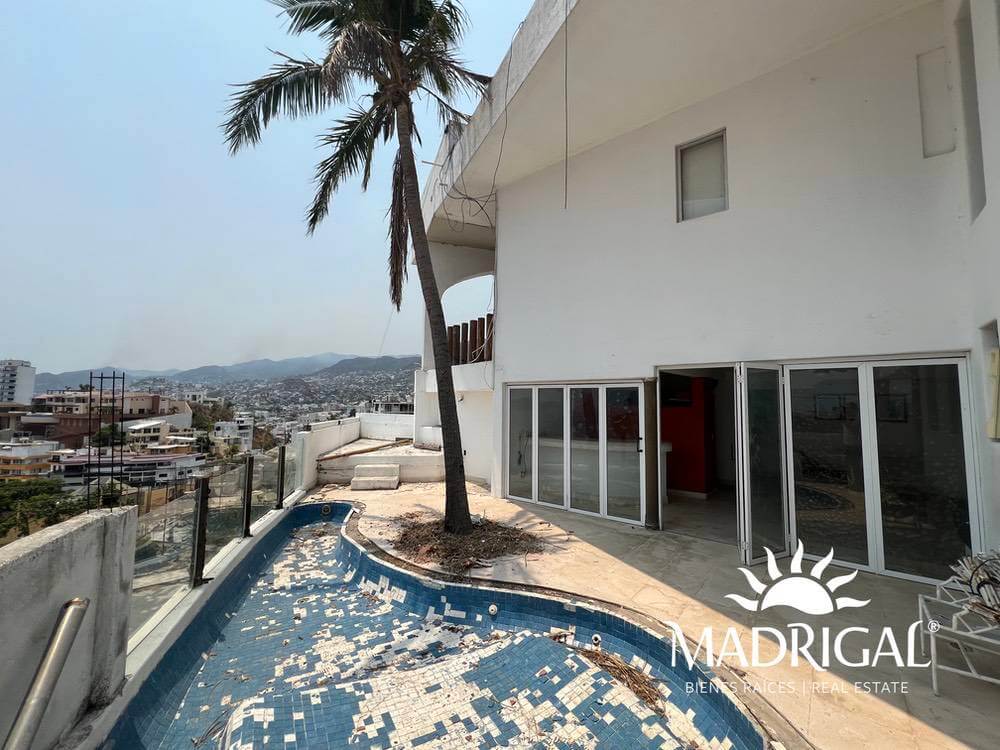 Gran casa a la venta para remodelar en el Fraccionamiento La Condesa