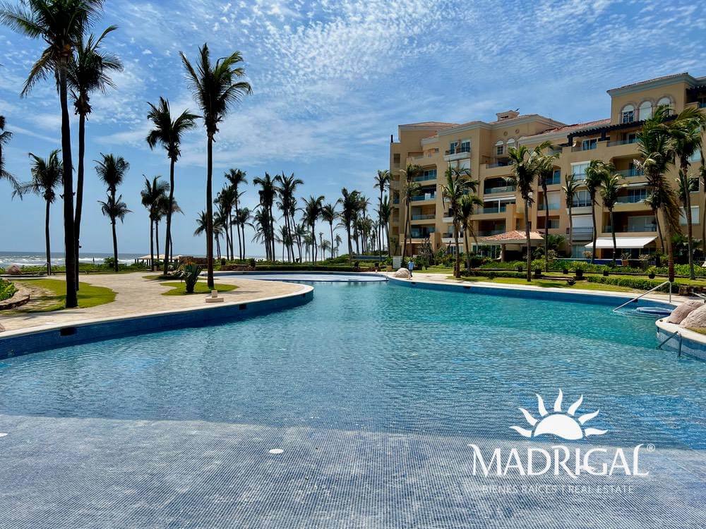 Del Mar Tres Vidas Condominium | Apartment for sale on garden level with own pool