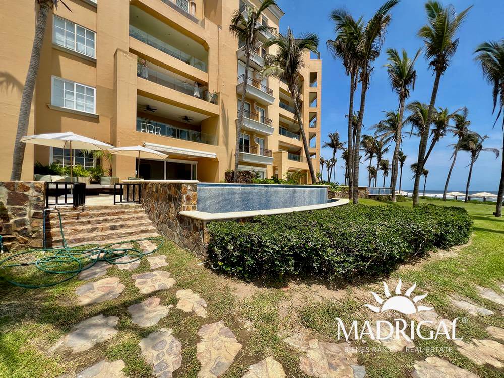 Del Mar Tres Vidas Condominium | Apartment for sale on garden level with own pool