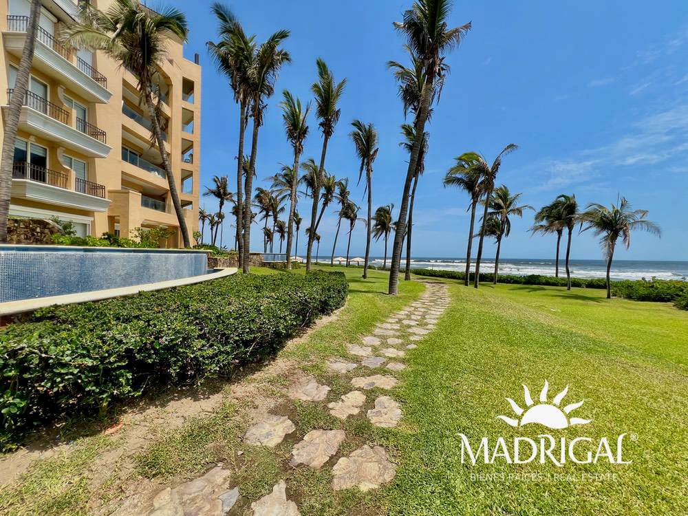 Del Mar Tres Vidas Condominium | Apartment for sale on garden level with own pool