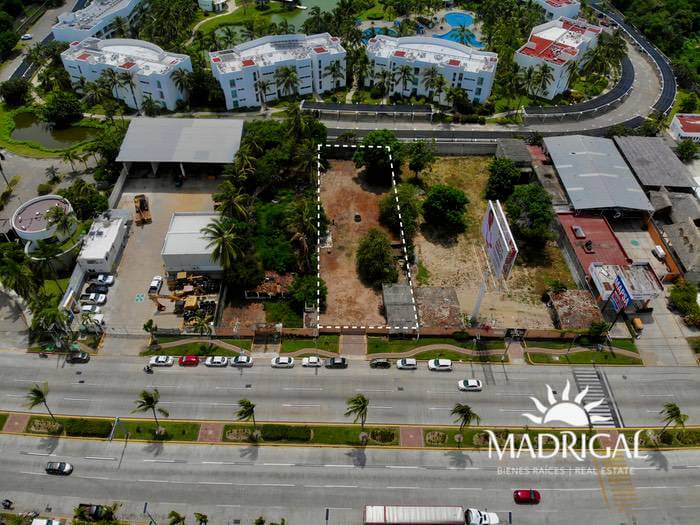 Lote en venta sobre el Boulevard de las Naciones en Acapulco 1286.89 m2