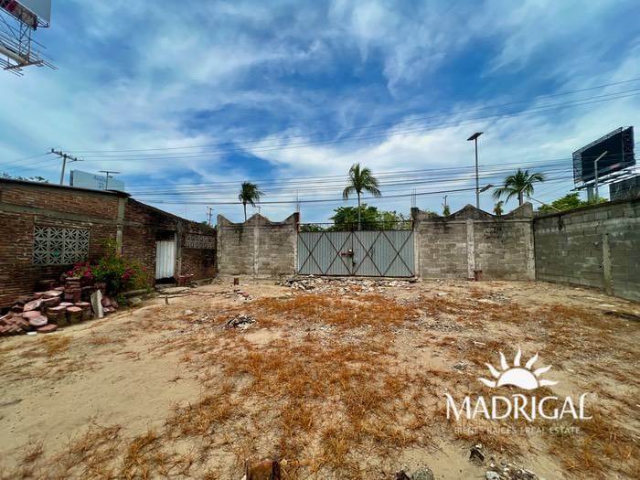 Lote en venta sobre el Boulevard de las Naciones en Acapulco 1286.89 m2