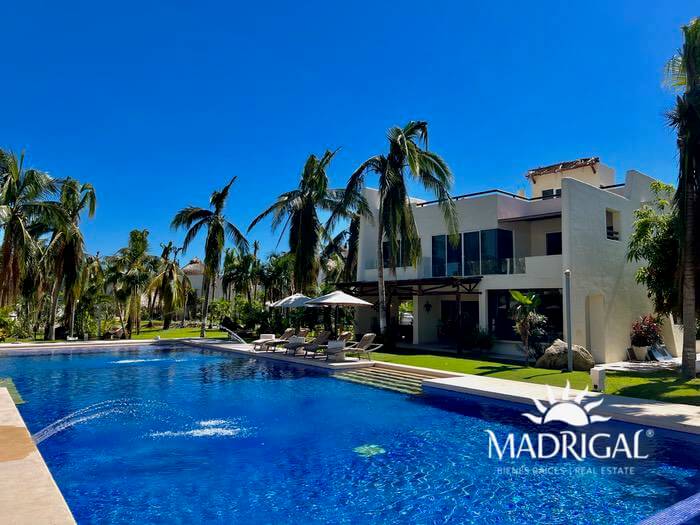 Son Vida, four bedroom villa for sale in a condominium, in Playa Diamante