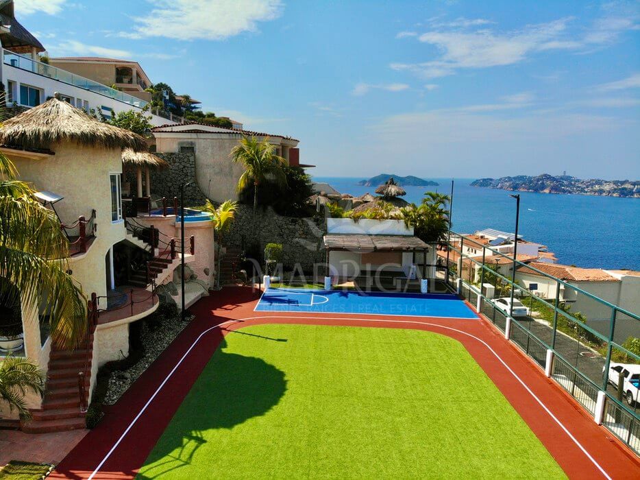 Casa en venta en Marina Brisas, con amplias áreas deportivas y vista a la bahía de Acapulco