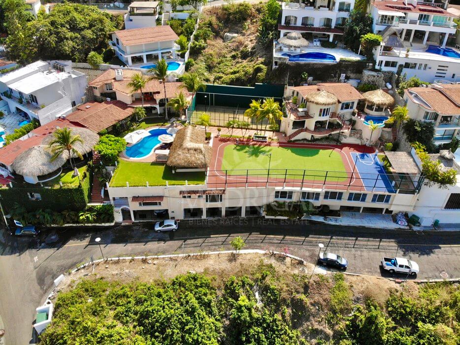 House for sale in Marina Brisas, with large sports areas and views of Acapulco Bay