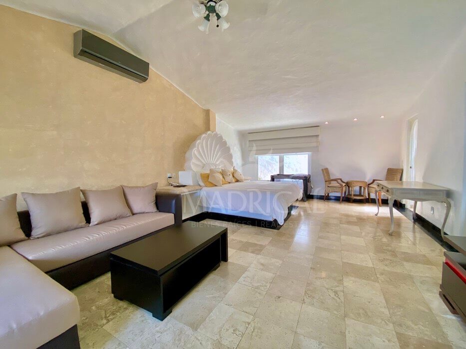 House for sale in Marina Brisas, with large sports areas and views of Acapulco Bay