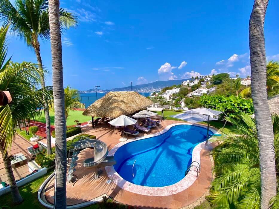 House for sale in Marina Brisas, with large sports areas and views of Acapulco Bay