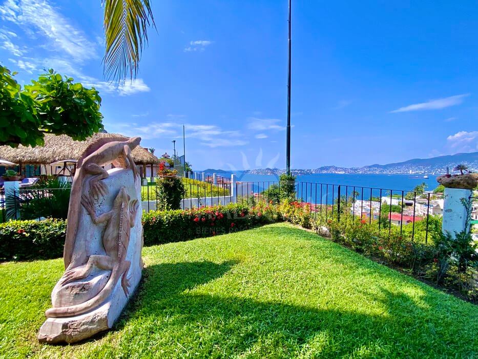 Casa en venta en Marina Brisas, con amplias áreas deportivas y vista a la bahía de Acapulco