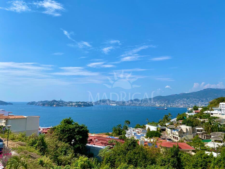 House for sale in Marina Brisas, with large sports areas and views of Acapulco Bay