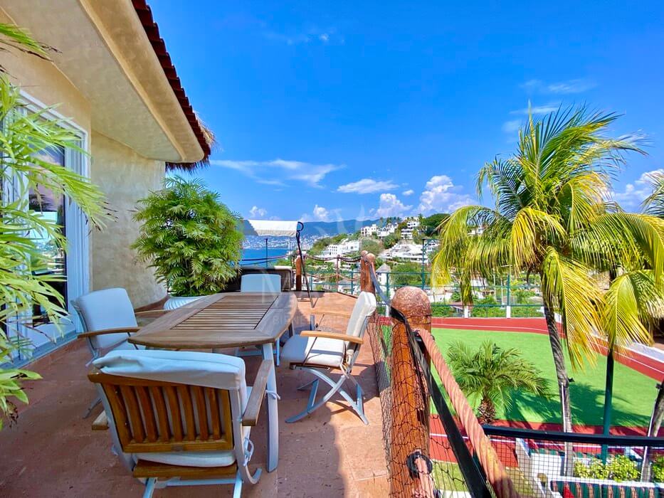 Casa en venta en Marina Brisas, con amplias áreas deportivas y vista a la bahía de Acapulco